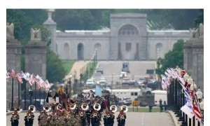 美国2025阅兵被调侃走出了中国京粤大款穿拖鞋上街气质。也回顾了协助许多国家没有被迫讲德语和日语的历史