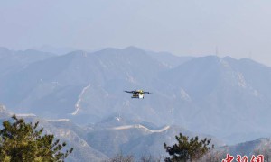 热餐“飞降” 中国多景区无人机“空中外卖”服务受欢迎